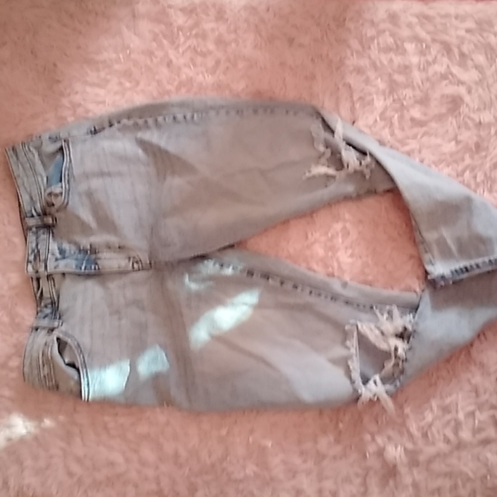DISTRESSED BLUE JEANS